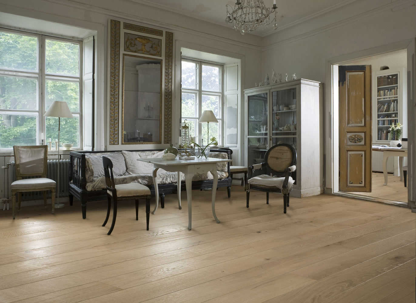 Паркетная доска Kahrs Новая классика Дуб Белый Nouveau White 151L8AEK1DKW240 Lively 2420×187×15 фото в интерьере